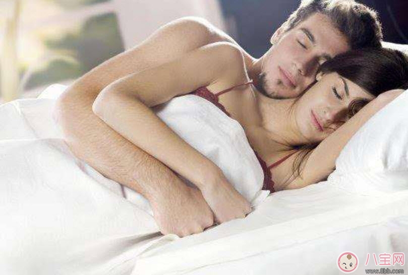 妻子懷孕后夫妻睡姿有什么講究 六種懷孕后夫妻睡姿看感情程度