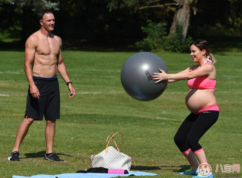 懷孕9個月的準媽媽舉杠鈴 雙胞胎媽媽做深蹲裝備順產(chǎn)