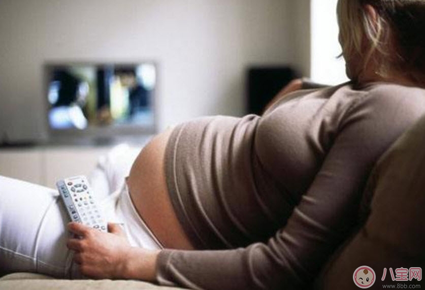 孕婦看電視對胎兒有影響嗎 孕婦看電視有輻射嗎如何預(yù)防輻射