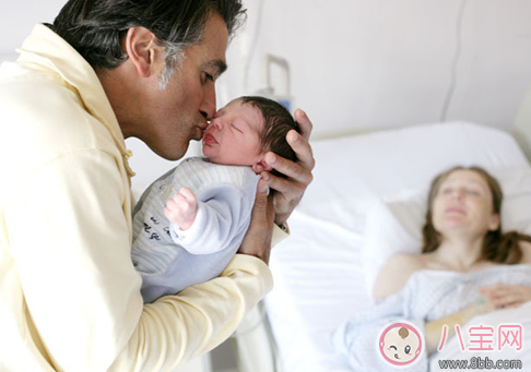 年輕爸爸第一次近距離目睹生娃是什么感覺(jué)