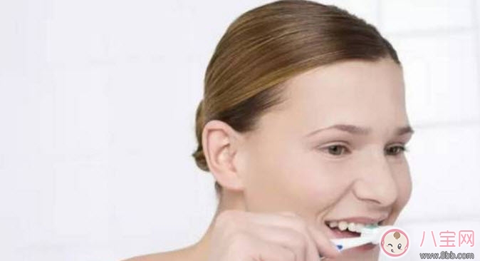 坐月子產(chǎn)婦應(yīng)該怎樣刷牙 坐月子刷牙牙齒會松動嗎 坐月子產(chǎn)婦應(yīng)該怎樣刷牙 坐月子刷牙牙齒會松動嗎