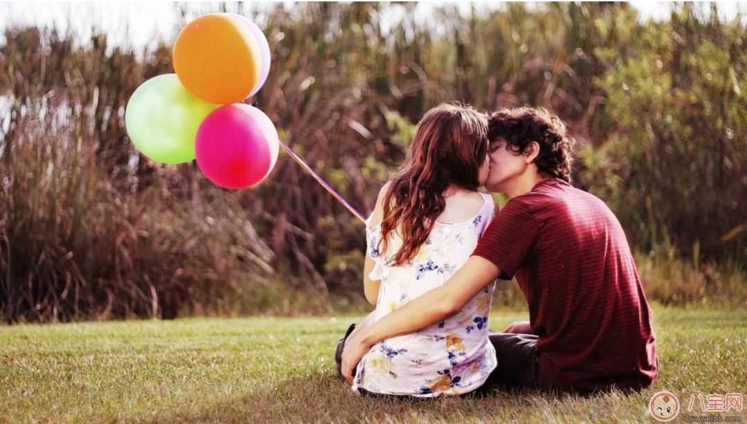 這些情況竟然暗示她想對你以身相許 哪些情況可以看出女性很仰慕你 這些情況竟然暗示她想對你以身相許 哪些情況可以看出女性很仰慕你