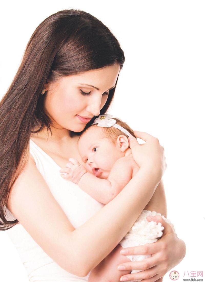 陳浩民老婆一次抱三娃拍照 當媽后有哪些變化？