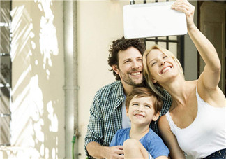 陳浩民老婆一次抱三娃拍照 當(dāng)媽后有哪些變化？