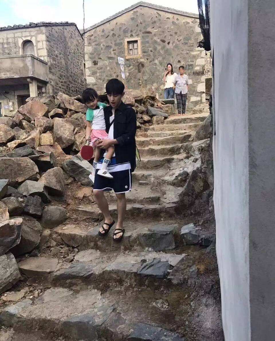 鄧倫《爸爸去哪兒》實(shí)習(xí)奶爸表現(xiàn) 東北萌娃與鄧倫配合默契嗎？