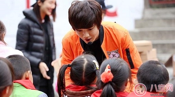 鹿晗張藝興芭莎明星慈善夜合體同框 竟相約一起上廁所？