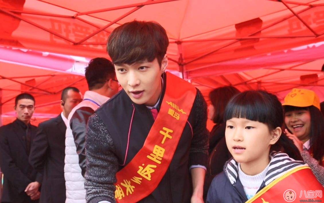 鹿晗張藝興芭莎明星慈善夜合體同框 竟相約一起上廁所？