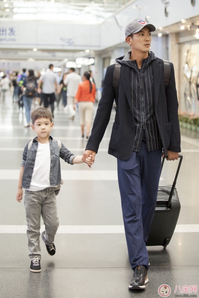 爸爸去哪兒停播,沒有的事 杜江和嗯哼現(xiàn)身機(jī)場(chǎng)