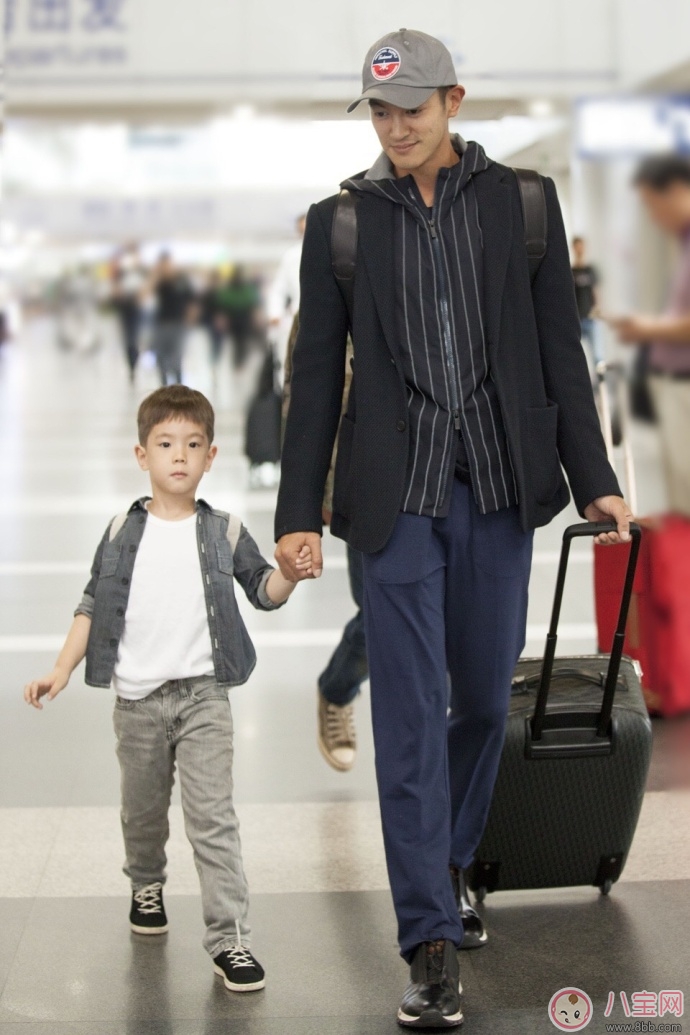 爸爸去哪兒停播,沒有的事 杜江和嗯哼現(xiàn)身機(jī)場(chǎng)