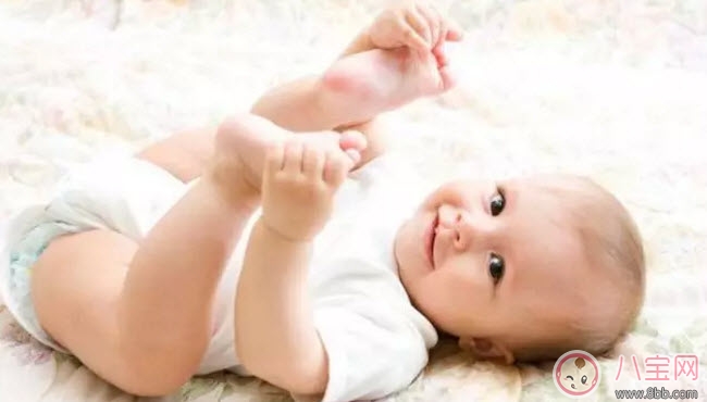 為什么寶寶穿夠衣服還會著涼 秋天寶寶穿衣服要注意什么 為什么寶寶穿夠衣服還會著涼 秋天寶寶穿衣服要注意什么