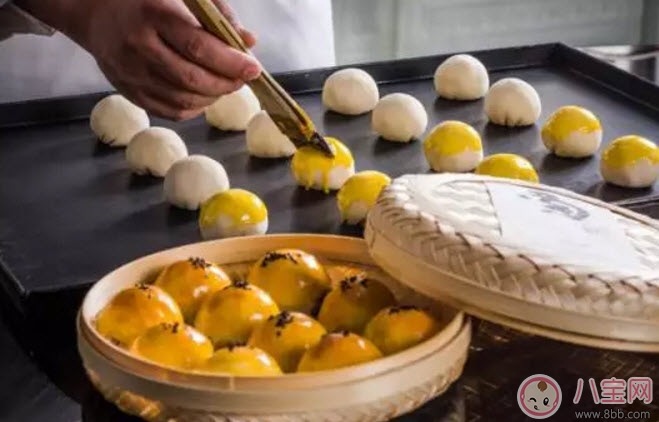 懷孕早期可以吃月餅嗎 孕婦能吃蛋黃白蓮蓉月餅嗎 懷孕早期可以吃月餅嗎 孕婦能吃蛋黃白蓮蓉月餅嗎