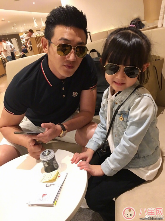 陸毅曬和女兒照片 網(wǎng)友傻傻分不清是哪個(gè)