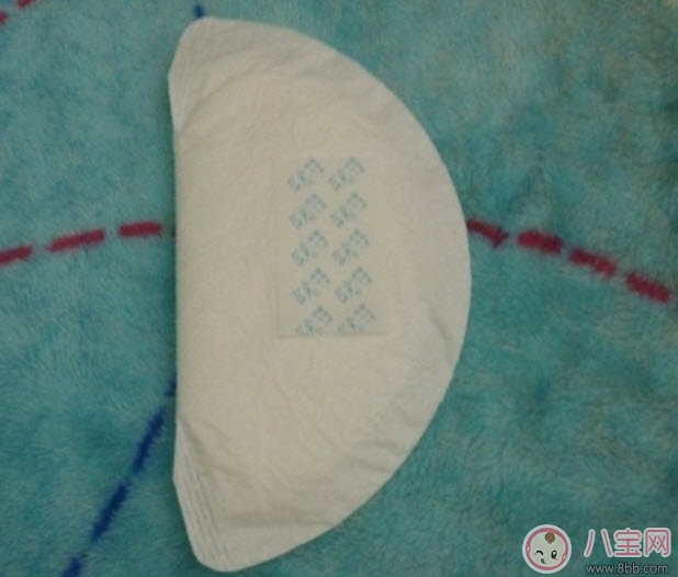 小白熊和貝親防溢乳墊哪個好 小白熊貝親防溢乳墊吸水測試