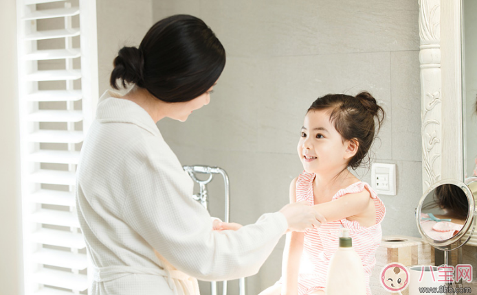 寶寶洗完澡后怎么護理比較好 寶寶浴后護理流程 寶寶洗完澡后怎么護理比較好 寶寶浴后護理流程