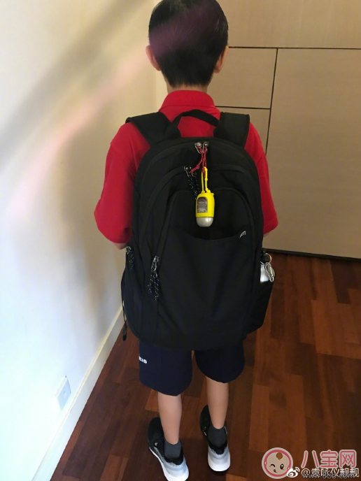 袁詠儀兒子上學(xué)書(shū)包掛免洗洗手液 孩子用免洗洗手液好不好
