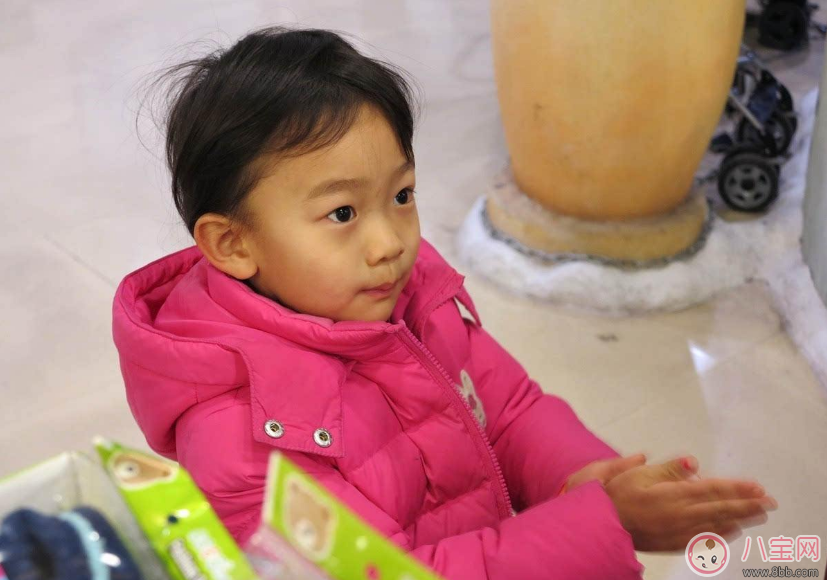 袁詠儀兒子上學(xué)書(shū)包掛免洗洗手液 孩子用免洗洗手液好不好