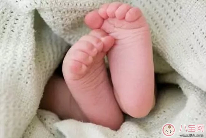 寶寶多大穿鞋好呢 寶寶穿鞋千萬(wàn)不要買(mǎi)大一碼