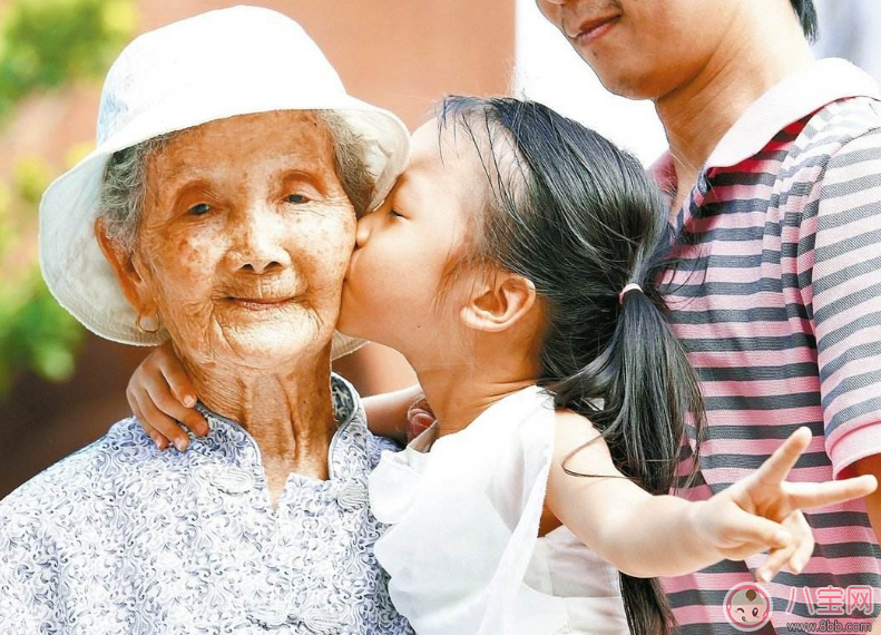 老人帶孩子要不要給錢 老人帶孩子給錢傷感情嗎 老人帶孩子要不要給錢 老人帶孩子給錢傷感情嗎