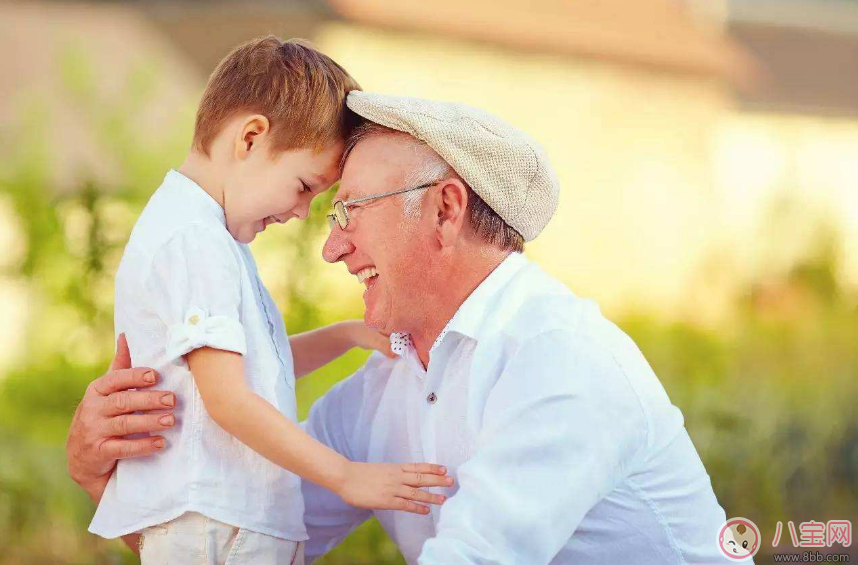 老人帶孩子要不要給錢 老人帶孩子給錢傷感情嗎 老人帶孩子要不要給錢 老人帶孩子給錢傷感情嗎