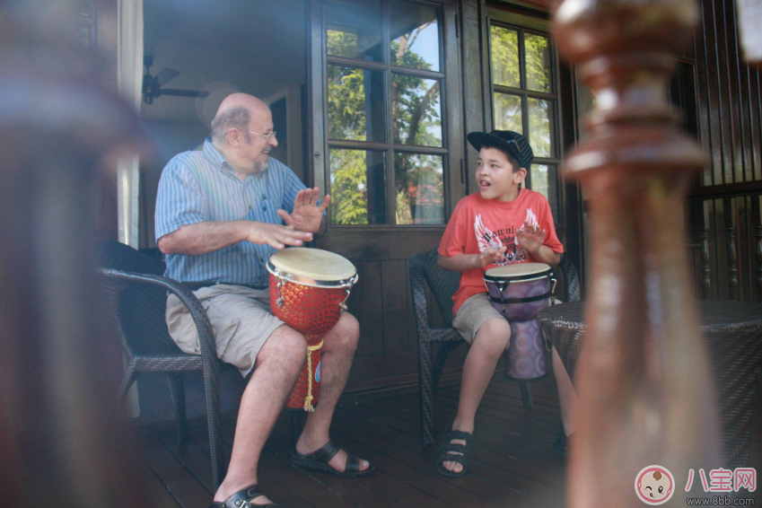 老人帶孩子要不要給錢 老人帶孩子給錢傷感情嗎 老人帶孩子要不要給錢 老人帶孩子給錢傷感情嗎
