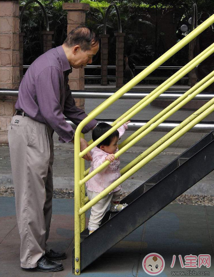 老人帶孩子要不要給錢 老人帶孩子給錢傷感情嗎 老人帶孩子要不要給錢 老人帶孩子給錢傷感情嗎