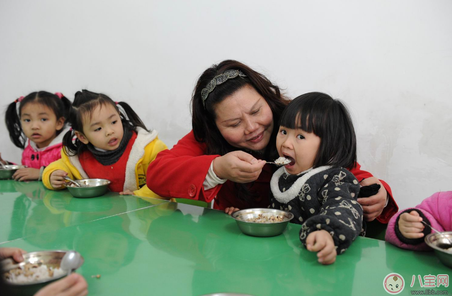 寶寶吃飯追著喂 錯(cuò)過獨(dú)立喂飯機(jī)會(huì)只能這樣