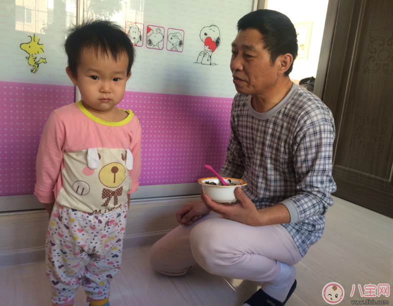 寶寶吃飯追著喂 錯(cuò)過獨(dú)立喂飯機(jī)會(huì)只能這樣