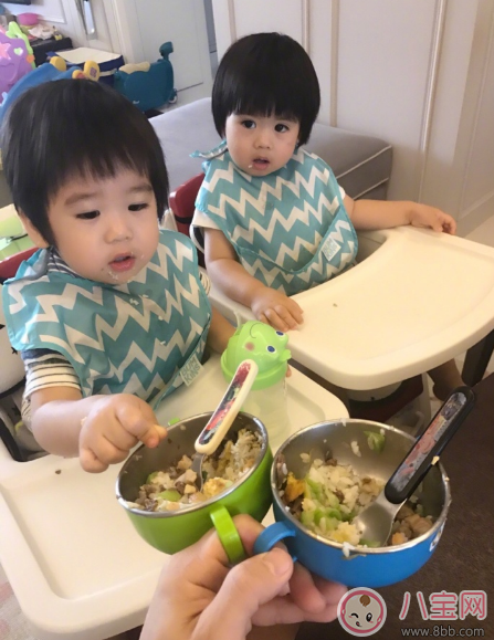 寶寶吃飯追著喂 錯(cuò)過獨(dú)立喂飯機(jī)會(huì)只能這樣