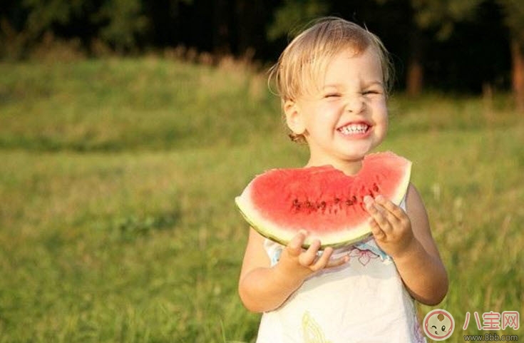 2017夏天寶寶吃西瓜好還是喝西瓜汁好 寶寶多大可以吃西瓜 2017夏天寶寶吃西瓜好還是喝西瓜汁好 寶寶多大可以吃西瓜
