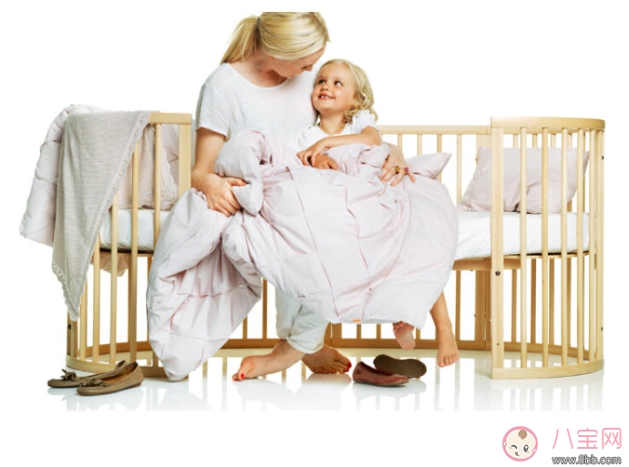 徐若瑄在兒子V寶同款嬰兒床 靈活多變又安全 徐若瑄在兒子V寶同款嬰兒床 靈活多變又安全