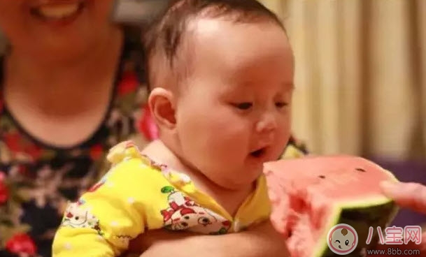 第一次寶寶吃西瓜要注意什么 夏天寶寶多大可以吃西瓜 第一次寶寶吃西瓜要注意什么 夏天寶寶多大可以吃西瓜