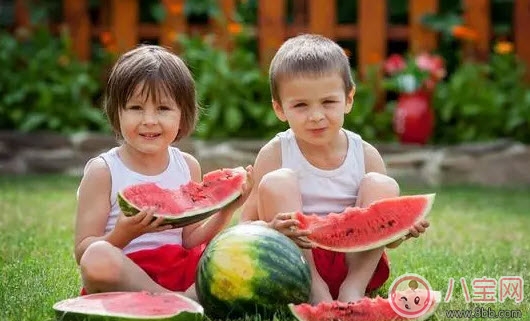 第一次寶寶吃西瓜要注意什么 夏天寶寶多大可以吃西瓜 第一次寶寶吃西瓜要注意什么 夏天寶寶多大可以吃西瓜