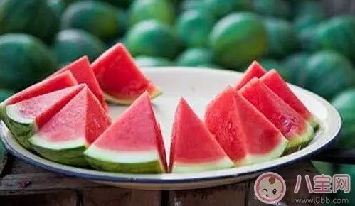 第一次寶寶吃西瓜要注意什么 夏天寶寶多大可以吃西瓜 第一次寶寶吃西瓜要注意什么 夏天寶寶多大可以吃西瓜