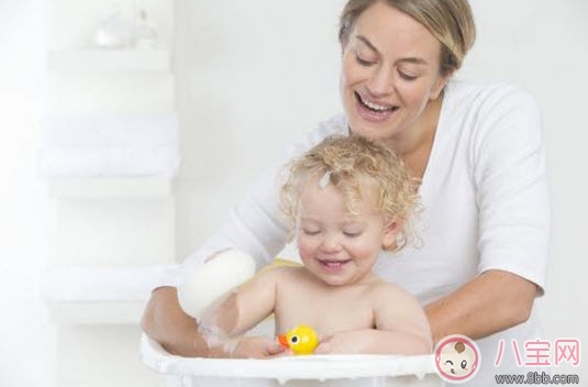 2017夏天寶寶洗澡要用沐浴露嗎 嬰兒用沐浴露洗澡好嗎 2017夏天寶寶洗澡要用沐浴露嗎 嬰兒用沐浴露洗澡好嗎