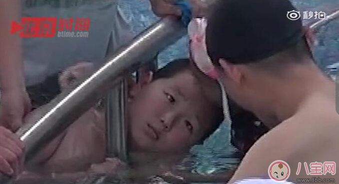 小胖墩太胖游泳卡欄桿 孩子太胖怎么辦 小胖墩太胖游泳卡欄桿 孩子太胖怎么辦