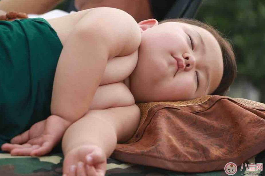 小胖墩太胖游泳卡欄桿 孩子太胖怎么辦 小胖墩太胖游泳卡欄桿 孩子太胖怎么辦