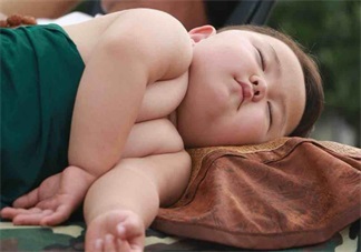 小胖墩太胖游泳卡欄桿 孩子太胖怎么辦