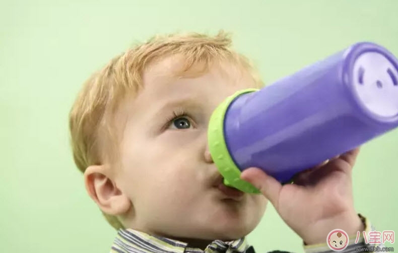 如何教寶寶用杯子喝水 寶寶喝水奶瓶哪種好 如何教寶寶用杯子喝水 寶寶喝水奶瓶哪種好
