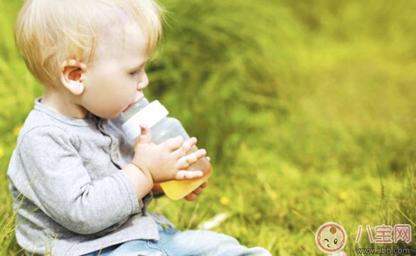 如何教寶寶用杯子喝水 寶寶喝水奶瓶哪種好 如何教寶寶用杯子喝水 寶寶喝水奶瓶哪種好