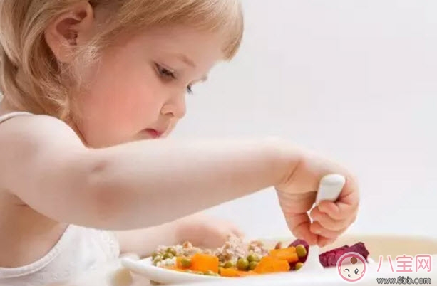 寶寶什么時(shí)候加輔食 不同月齡寶寶吃什么什么輔食(輔食添加順序)