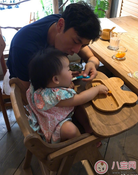 小米粒和爸爸吃飯愛意滿滿 伊能靜寶貝小米粒外出吃什么 小米粒和爸爸吃飯愛意滿滿 伊能靜寶貝小米粒外出吃什么