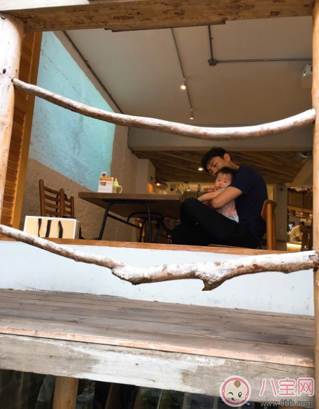 小米粒和爸爸吃飯愛意滿滿 伊能靜寶貝小米粒外出吃什么 小米粒和爸爸吃飯愛意滿滿 伊能靜寶貝小米粒外出吃什么