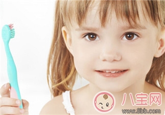 寶寶牙刷使用有講究 學(xué)《爸爸去哪兒》Kimi刷牙告別牙齦問題