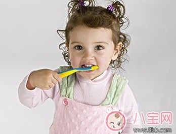 寶寶牙刷使用有講究 學(xué)《爸爸去哪兒》Kimi刷牙告別牙齦問題