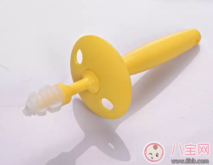 寶寶牙刷使用有講究 學(xué)《爸爸去哪兒》Kimi刷牙告別牙齦問題