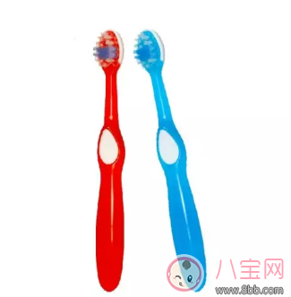 寶寶牙刷使用有講究 學(xué)《爸爸去哪兒》Kimi刷牙告別牙齦問題