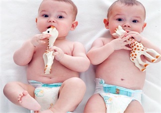 林志穎給可愛(ài)雙胞胎喂飯 雙胞胎輔食怎么喂