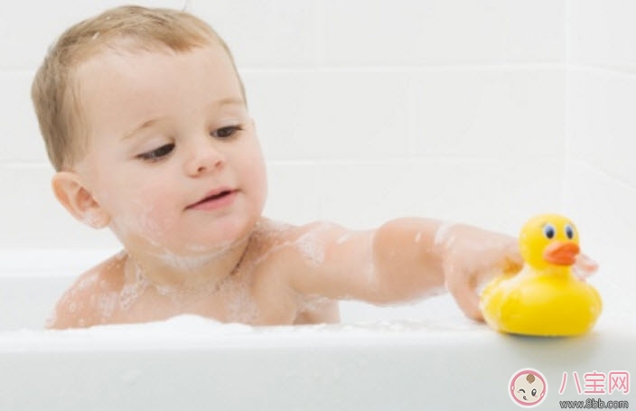 給寶寶洗澡媽媽要注意什么 給孩子洗澡的注意事項(xiàng)有哪些