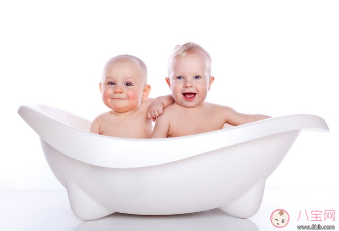 給寶寶洗澡媽媽要注意什么 給孩子洗澡的注意事項(xiàng)有哪些