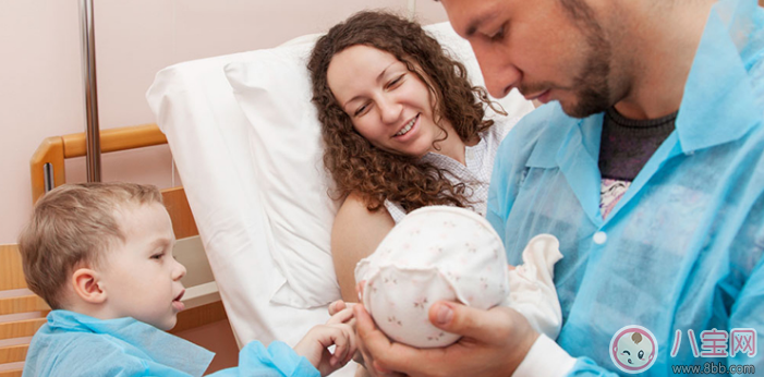 母乳喂養(yǎng)的好處與壞處 哺乳里的利與弊 母乳喂養(yǎng)的好處與壞處 哺乳里的利與弊